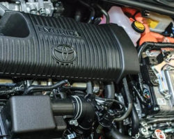 Toyota предупреждает об опасностях форсированного перехода на электромобили